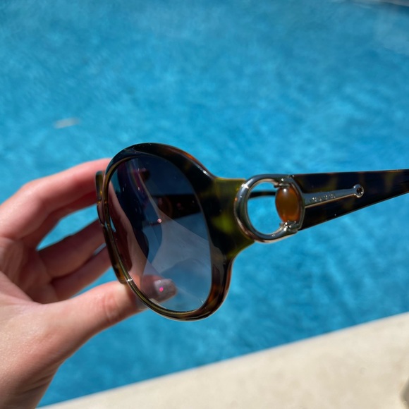 GUCCI ladies sunglasses. Tortoise frame w/ horsebit detail - Picture 6 of 7